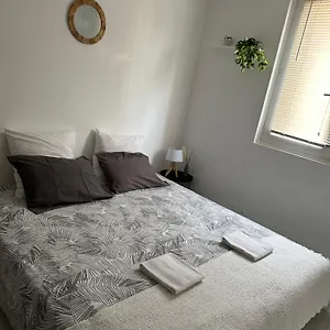 Urban Oasis: Private With Easy Access Nice